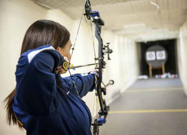 how to aim a compound bow without sights